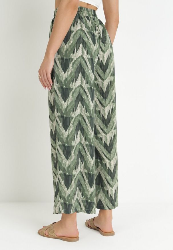 Born2be - Zielone Wzorzyste Spodnie z Marszczoną Gumką w Pasie i Szerokimi Nogawkami Jaretsi. Kolor: zielony. Sezon: wiosna, lato