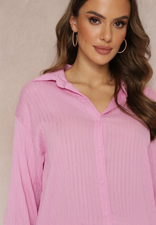 Renee - Różowa Przezroczysta Koszula z Guzikami i Kołnierzykiem Kaylei. Kolor: różowy. Materiał: tkanina