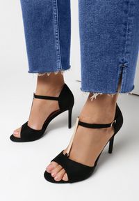Born2be - Czarne Sandały Prisertise. Zapięcie: sprzączka. Kolor: czarny. Materiał: skóra. Wzór: aplikacja. Obcas: na obcasie. Styl: wizytowy. Wysokość obcasa: średni #5