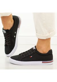 Czarne trampki damskie American Club Lh116. Okazja: na spacer, na co dzień, na uczelnię. Zapięcie: sznurówki. Kolor: czarny. Materiał: tkanina. Szerokość cholewki: normalna. Sezon: wiosna, lato. Styl: casual, klasyczny, sportowy, wakacyjny #1