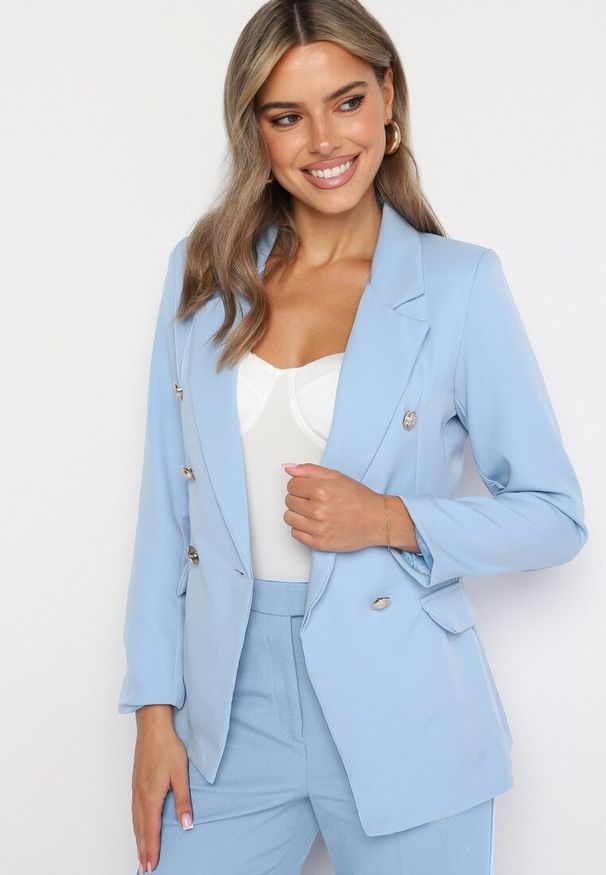 Born2be - Jasnoniebieska Marynarka Dwurzędowa z Biżuteryjnymi Guzikami Teudosia. Okazja: na co dzień. Kolor: niebieski. Materiał: jeans. Wzór: aplikacja. Styl: elegancki, klasyczny, casual