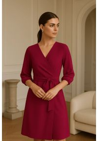 Sukienki.shop - Sukienka elegancka kopertowa z bufiastymi rękawami śliwka. Okazja: do pracy. Kolor: czarny. Typ sukienki: kopertowe. Styl: elegancki #3