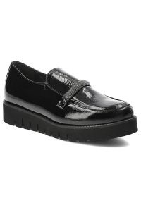 Czarne Półbuty Armodo Eleganckie Buty Damskie. Okazja: na spacer, na spotkanie biznesowe. Zapięcie: pasek. Kolor: czarny. Materiał: lakier, skóra. Wzór: aplikacja. Obcas: na platformie. Styl: elegancki