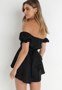 Born2be - Czarny Kombinezon Rhodosyne. Okazja: na ślub cywilny, na randkę, na wesele. Kolor: czarny. Długość: krótkie. Styl: elegancki #6