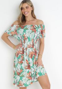 Born2be - Zielona Sukienka Midi Hiszpanka z Gumkami w Pasie Asarina. Okazja: na co dzień. Typ kołnierza: dekolt hiszpanka. Kolor: zielony. Materiał: tkanina. Wzór: kwiaty. Styl: casual. Długość: midi #1