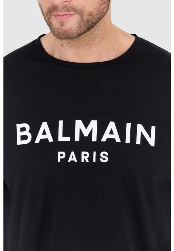 Balmain - BALMAIN Czarny t-shirt męski z drukowanym białym logo, Rozmiar S. Kolor: czarny