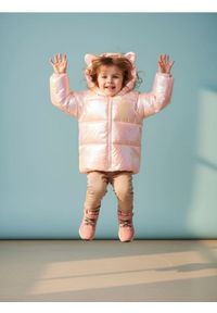 Sinsay - Kurtka z kapturem wykończona efektem holograficznym - różowy. Typ kołnierza: kaptur. Kolor: różowy #1