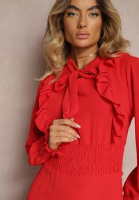 Renee - Czerwona Maxi Sukienka Rozkloszowana z Falbankami i Wiązaniem przy Dekolcie Pallam. Typ kołnierza: kołnierz z falbankami. Kolor: czerwony. Długość: maxi #3