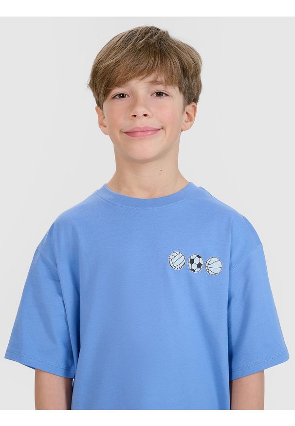 4f - 4F T-shirt oversize z nadrukiem chłopięcy - niebieski 122 (6-7 lat). Okazja: na co dzień. Kolor: niebieski. Materiał: dzianina, bawełna, jersey. Długość rękawa: krótki rękaw. Długość: krótkie. Wzór: nadruk. Sezon: lato. Styl: klasyczny, sportowy, casual