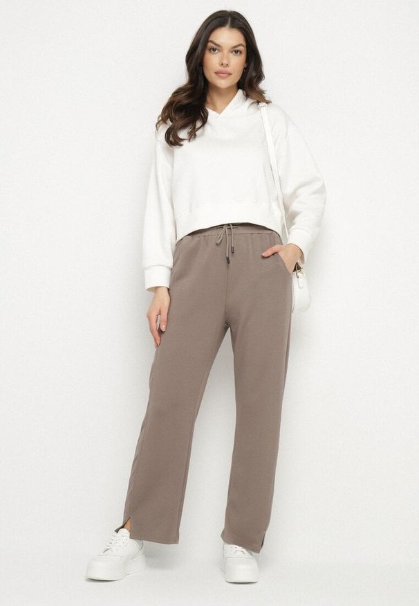 Born2be - Brązowe Dresowe Spodnie o Szerokim Kroju z Wysokim Stanem ze Sznurkiem Zaliona. Stan: podwyższony. Kolor: brązowy. Materiał: dresówka. Styl: klasyczny, sportowy, elegancki