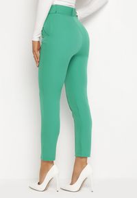 Born2be - Zielone Garniturowe Dopasowane Spodnie z Materiałowym Paskiem z Klamrą Kerriy. Kolor: zielony. Materiał: materiał #5