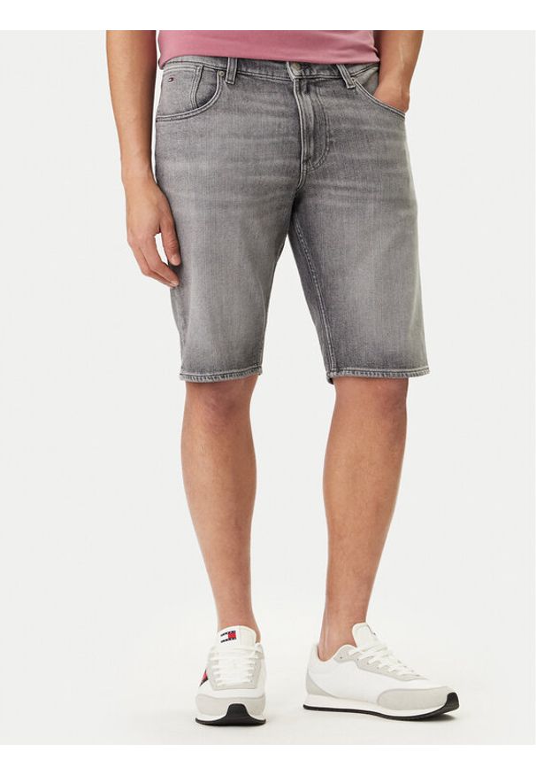 Tommy Jeans Szorty jeansowe Ronnie DM0DM22975 Szary Regular Fit. Kolor: szary. Materiał: bawełna