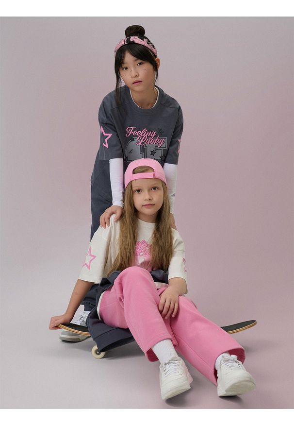 4f - 4F T-shirt loose z nadrukiem dziewczęcy - szary 146/152 (10-12 lat). Okazja: na co dzień. Kolor: szary. Materiał: bawełna, dzianina. Wzór: nadruk. Sezon: lato. Styl: casual