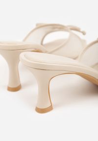 Born2be - Beżowe Siateczkowe Klapki na Szpilce Ozdobione Kokardą Vikisae. Okazja: na co dzień. Kolor: beżowy. Materiał: jeans. Wzór: aplikacja. Obcas: na szpilce. Styl: casual #9