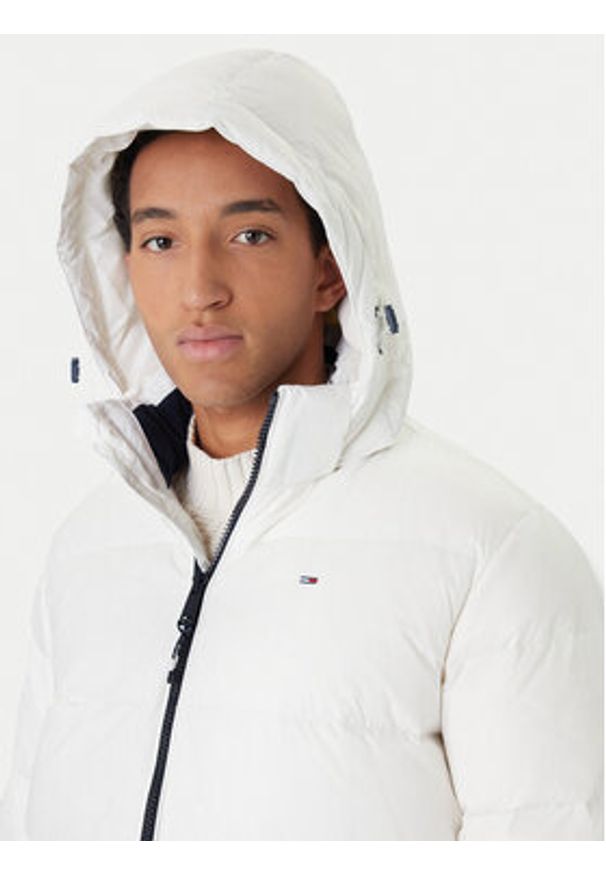 Tommy Jeans Kurtka puchowa Essential DM0DM19786 Biały Regular Fit. Kolor: biały. Materiał: syntetyk