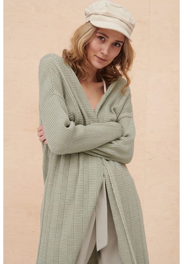 blue shadow - Kardigan Damski Mussli BS Szałwia. Materiał: zamsz, akryl, elastan, tkanina, poliamid. Długość: krótkie. Wzór: ze splotem. Sezon: wiosna