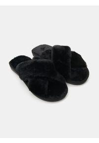 Sinsay - Kapcie ze sztucznym futrem - czarny. Kolor: czarny. Materiał: futro #1
