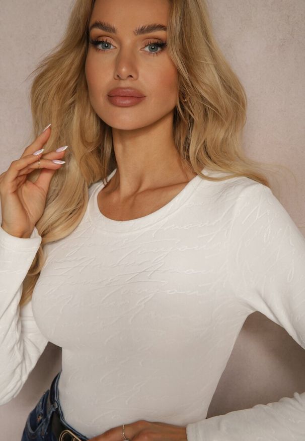 Renee - Biała Bluzka z Ozdobnym Tłoczeniem Laolitha. Okazja: na co dzień, na spotkanie biznesowe, do pracy. Kolor: biały. Materiał: jeans, materiał. Wzór: aplikacja, kolorowy. Styl: biznesowy, elegancki, casual