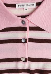 Renee - Różowy T-shirt Polo z Wiskozą w Paski z Guzikami Vevevia. Okazja: na co dzień. Typ kołnierza: polo. Kolor: różowy. Materiał: wiskoza. Wzór: paski. Styl: casual, sportowy #6