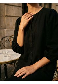 Sinsay - Bluzka koszulowa z bufiastymi rękawami i wiskozą - czarny. Kolor: czarny. Materiał: wiskoza