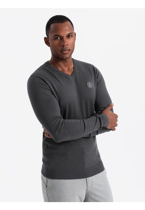 Ombre Clothing - Elegancki sweter męski BASIC V-neck z wiskozą - grafitowy V17. Kolor: szary. Materiał: wiskoza. Wzór: haft. Styl: elegancki