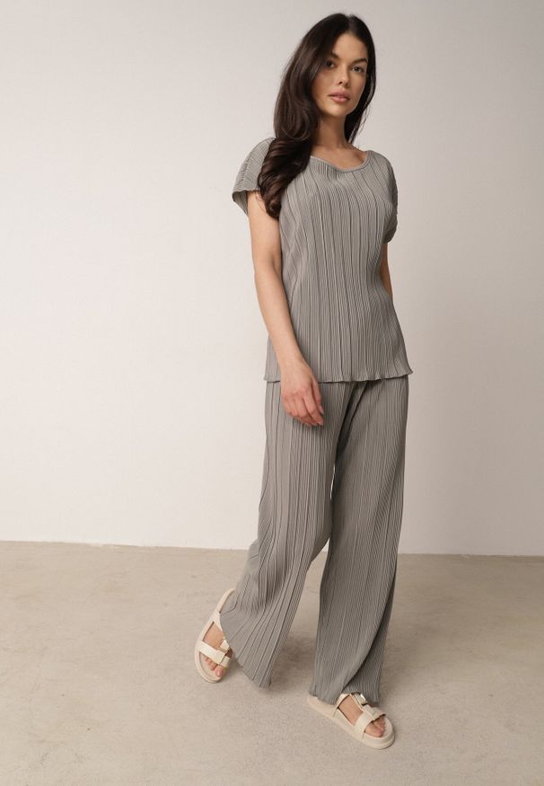 Born2be - Szare Szerokie Spodnie z Wysokim Stanem ze Zwiewnej Tkaniny z Plisami Galiris. Okazja: do pracy, na co dzień, na spotkanie biznesowe. Stan: podwyższony. Kolor: szary. Materiał: tkanina. Długość: długie. Styl: elegancki, biznesowy, casual