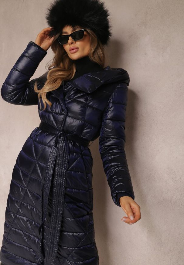 Renee - Granatowa Kurtka za Kolano z Wiązanym Paskiem i Kapturem Feome. Okazja: na co dzień. Kolor: niebieski. Materiał: tkanina. Styl: casual, klasyczny