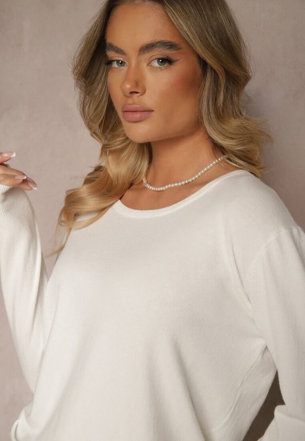 Renee - Biały Sweter z Kaszmirem Ozdobiony Kieszeniami Saniswena. Kolor: biały. Materiał: kaszmir. Długość rękawa: długi rękaw. Długość: długie. Wzór: aplikacja. Styl: elegancki, klasyczny