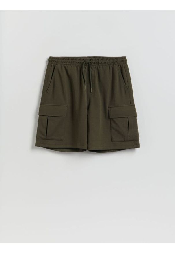Reserved - Szorty cargo - oliwkowy. Kolor: oliwkowy. Materiał: bawełna, dzianina