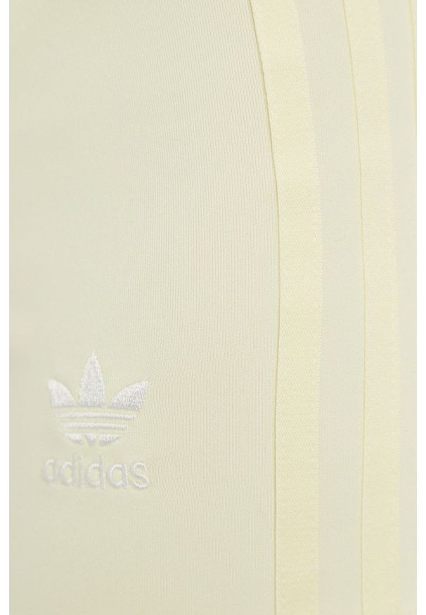 adidas Originals - Szorty. Okazja: na co dzień. Kolor: żółty. Materiał: dzianina, materiał. Wzór: gładki. Styl: casual