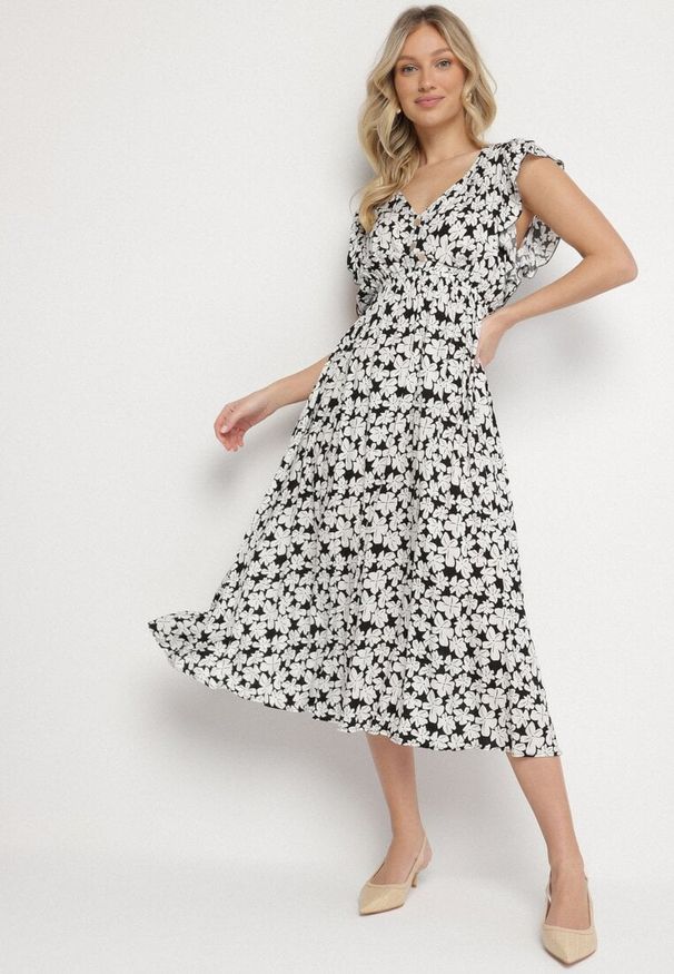 Born2be - Czarna Bawełniana Sukienka w Kwiatki o Rozkloszowanym Kroju z Gumką Alanilia. Okazja: na co dzień. Typ kołnierza: dekolt w kształcie V. Kolor: czarny. Wzór: kwiaty. Typ sukienki: rozkloszowane. Materiał: bawełna. Długość rękawa: krótki rękaw. Sezon: wiosna, lato. Styl: casual, elegancki