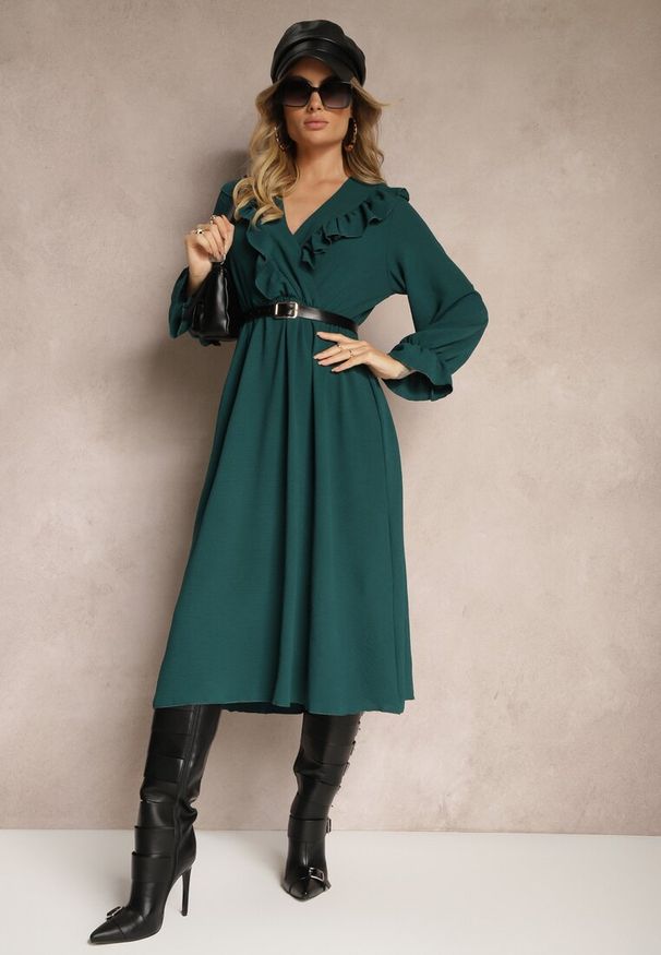 Renee - Ciemnozielona Sukienka z Falbanką o Rozkloszowanym Fasonie z Gumką w Talii Elorenda. Okazja: na co dzień. Kolor: zielony. Materiał: jeans. Styl: elegancki, casual