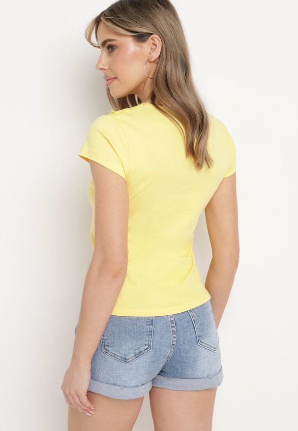Born2be - Żółty Bawełniany T-shirt Koszulka z Krótkim Rękawem z Koronką przy Rękawach i Dekolcie Fiadella. Okazja: na randkę, na co dzień. Typ kołnierza: dekolt w łódkę. Kolor: żółty. Materiał: koronka, bawełna. Długość rękawa: krótki rękaw. Długość: krótkie. Wzór: koronka. Styl: elegancki, casual, klasyczny