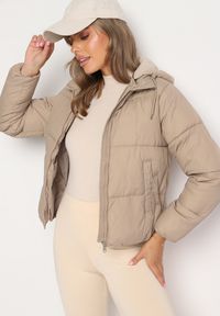 Born2be - Jasnobeżowa Pikowana Kurtka w Stylu Bomberki z Kapturem Mivuna. Okazja: na co dzień. Typ kołnierza: kaptur. Kolor: beżowy. Materiał: jeans. Długość: krótkie. Styl: casual #3