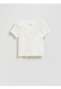 Reserved - Prążkowany t-shirt z haftem - złamana biel. Materiał: prążkowany. Długość: krótkie. Wzór: haft