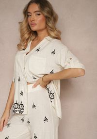 Renee - Biało-Czarna Luźna Koszula z Wzorem Boho z Lnu i Wiskozy Karisna. Okazja: na co dzień. Typ kołnierza: kołnierzyk klasyczny, dekolt w kształcie V. Kolor: biały. Materiał: len, wiskoza. Długość rękawa: krótki rękaw. Długość: krótkie. Sezon: lato. Styl: boho