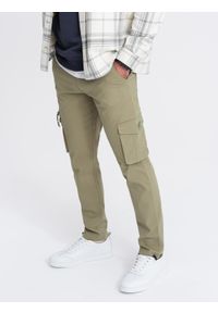 Ombre Clothing - Męskie spodnie cargo STRAIGHT LEG z trójkątnym pinem na kieszeni – oliwkowe V2. Okazja: na co dzień. Kolor: oliwkowy. Materiał: bawełna, elastan, materiał. Wzór: gładki. Styl: casual, elegancki