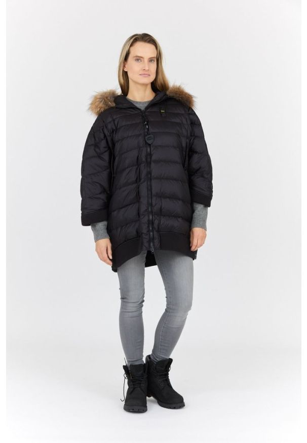 Blauer USA - BLAUER Czarna peleryna puchowa z futrem jenota. Kolor: czarny. Materiał: futro, puch