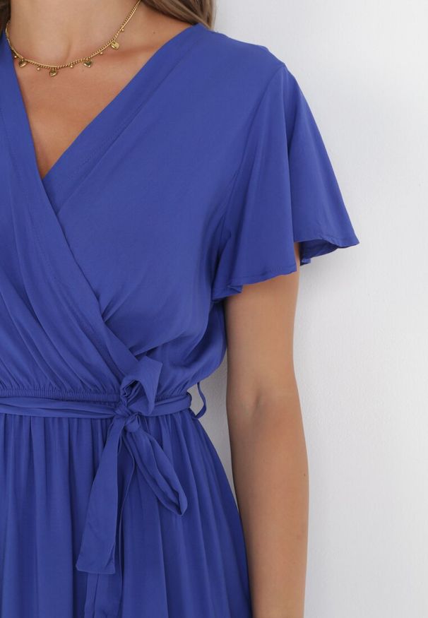 Born2be - Granatowa Sukienka z Wiskozy i Wiązanym Paskiem Gariela. Kolor: niebieski. Materiał: wiskoza. Typ sukienki: kopertowe