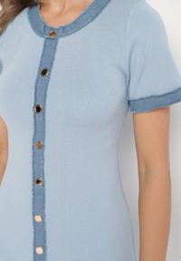 Born2be - Niebieska Dzianinowa Sukienka z Wiskozą Zdobiona Guzikami i Falbanką Natifelea. Okazja: na co dzień, na spotkanie biznesowe, do pracy. Kolor: niebieski. Materiał: dzianina, wiskoza. Długość rękawa: krótki rękaw. Wzór: aplikacja. Typ sukienki: proste. Styl: biznesowy, klasyczny, elegancki, casual #5