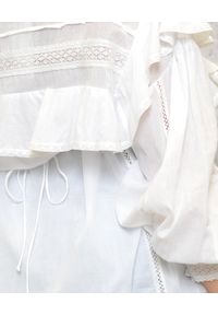 EMMA & GAIA - Biała bawełniana koszula. Kolor: biały. Materiał: bawełna. Długość: długie. Wzór: haft, aplikacja. Styl: sportowy #2