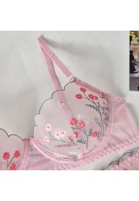 Intica - Komplet bielizny z haftem dla eleganckiego wyglądu Liliana. Kolor: różowy. Materiał: materiał. Wzór: haft #7