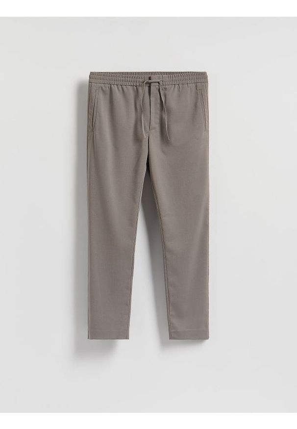 Reserved - Spodnie joggery - brązowy. Kolor: brązowy. Materiał: wiskoza, tkanina