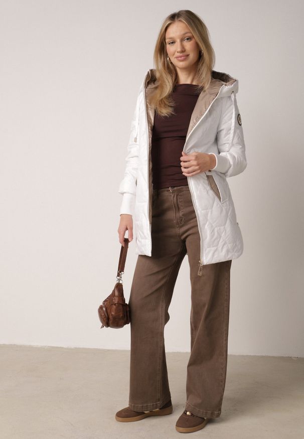 Born2be - Biała Pikowana Kurtka Przejściowa z Kapturem i Bocznymi Suwakami Mado. Okazja: na co dzień. Typ kołnierza: kaptur. Kolor: biały. Materiał: poliester, jeans. Styl: casual, klasyczny