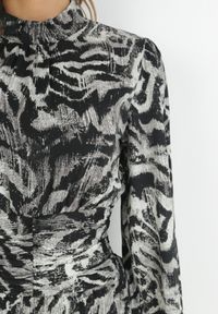 Born2be - Szara Sukienka Mini z Gumką w Talii i Falbankami na Dole Florolin. Typ kołnierza: kołnierz z falbankami. Kolor: szary. Wzór: aplikacja, motyw zwierzęcy, paski. Typ sukienki: rozkloszowane. Długość: mini #3