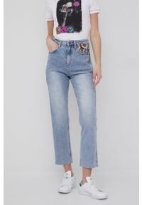 Desigual jeansy Riverside damskie high waist. Stan: podwyższony. Kolor: niebieski. Wzór: haft