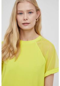 DKNY - Dkny bluzka damska kolor żółty gładka. Kolor: żółty. Materiał: materiał, dzianina. Długość rękawa: raglanowy rękaw. Wzór: gładki