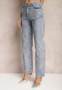 Renee - Niebieskie Jeansy Mom Fit z Błyszczącą Fakturą Vonea. Stan: podwyższony. Kolor: niebieski. Wzór: aplikacja. Styl: retro, klasyczny #3
