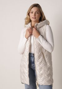 Born2be - Jasnoszara Przejściowa Kamizelka Pikowana o Długim Kroju z Kapturem i Naszywką Harmaste. Okazja: na co dzień. Typ kołnierza: kaptur. Kolor: szary. Materiał: jeans. Długość: długie. Wzór: aplikacja. Styl: casual #3