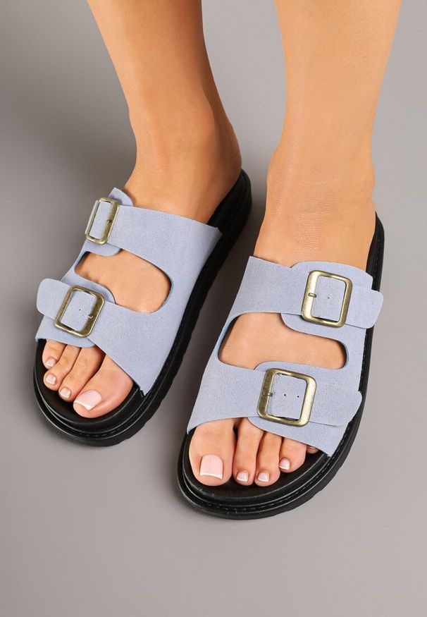 Renee - Niebieskie Klapki w Casualowym Stylu ze Sprzączkami Cinea. Okazja: na co dzień. Kolor: niebieski. Materiał: skóra, zamsz, jeans. Obcas: na płaskiej podeszwie. Styl: casual
